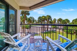 Contemporary gem on the Gulf Coast with balcony and WD walk to beach and shops - Image 2