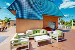 Dog friendly condo with pool fitness area balcony fast WiFi and WD