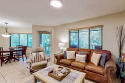 Top floor Condo with on site pool hot tub grills gym and private balcony - Image 2
