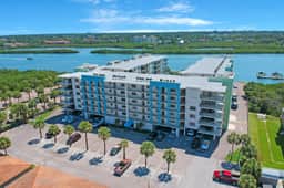 Light and airy condo with balcony pool hot tub and beach access - Image 2