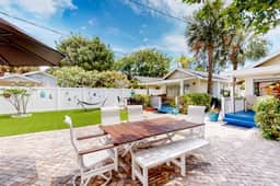 3 Cozy Cottages with Kitchens, AC & Shared Yard