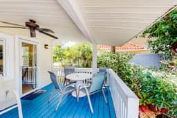 Cute cottage near the beach with grill enclosed yard WiFi WD deck and AC
