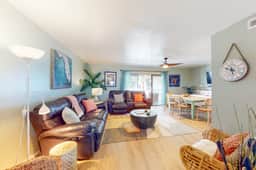 Lovely waterfront townhouse with pool fast WiFi central AC and washer dryer