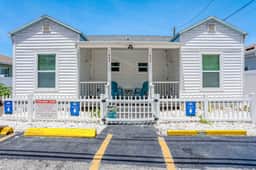 Central beach cottage with full kitchen AC and WD walk to beach and dining - Image 2