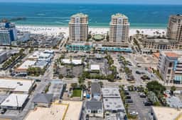 Central beach cottage with full kitchen AC and WD walk to beach and dining
