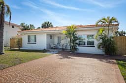 Fully renovated home with furnished patio washer dryer AC walk to the beach - Image 2