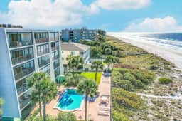 Beachside Haven with Private Balcony Free WiFi Washer Dryer Shared Pool Central AC - Image 2