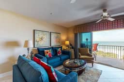 Cozy beachside condo with pool and hot tub walk to restaurants