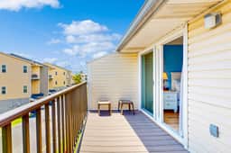Flip Flops and Fun Furnished Balcony Bay View Pool Across from Beach