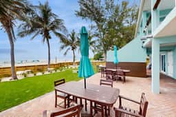 Gulf front condo top floor beach access full kitchen and central AC