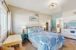 Beachfront condo top floor Gulf views full kitchen and central AC