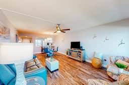 Parrot Cove Condo in Madeira Beach with a heated pool - Image 2