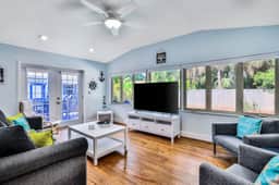 Dog friendly Oasis with Private Pool WiFi and Washer Dryer 5 Min to Beach - Image 2