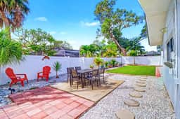 Coastal Escape Near Beaches & Downtown - Image 4