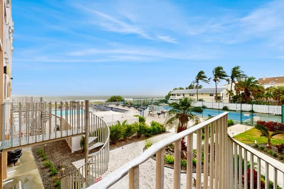 Waterfront condo with updated amenities heated pool hot tub and tennis - Image 2