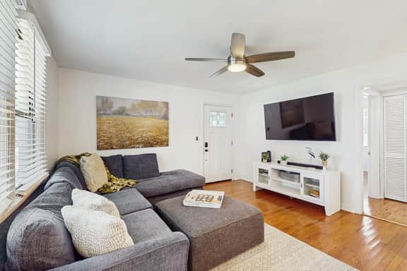 Dog friendly bungalow with a fenced yard deck washer dryer and AC - Image 2