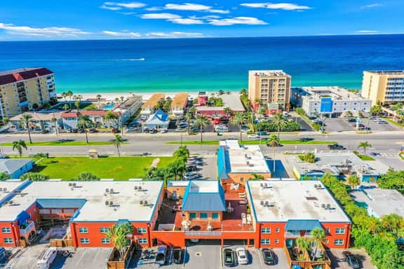 Dog friendly condo with pool fitness area balcony fast WiFi and WD - Image 2