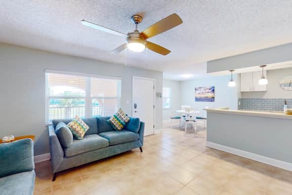 Dog friendly condo with pool fitness area balcony fast WiFi and WD