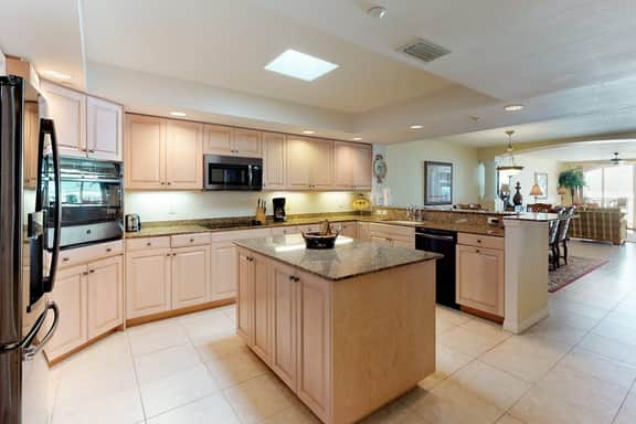 Luxurious waterfront penthouse with stunning Gulf views hot tub and two pools