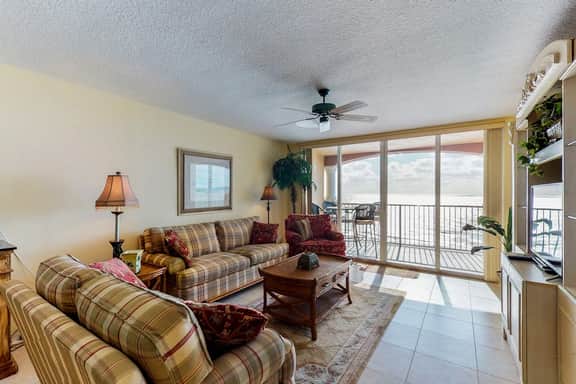 Luxurious waterfront penthouse with stunning Gulf views hot tub and two pools - Image 2