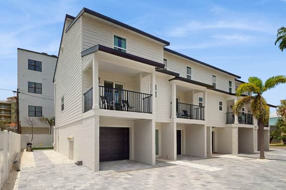 Family and dog friendly steps to the Gulf and beaches shared putting green AC - Image 2