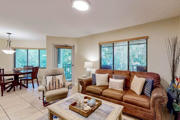 Top floor Condo with on site pool hot tub grills gym and private balcony - Image 2