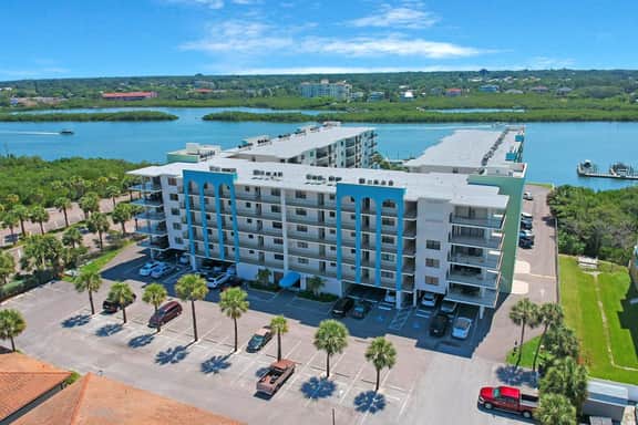 Light and airy condo with balcony pool hot tub and beach access - Image 2