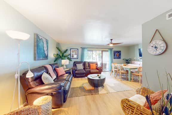 Lovely waterfront townhouse with pool fast WiFi central AC and washer dryer