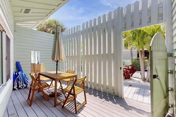 Enchanting condo with full kitchen enclosed yard and washer dryer - Image 2