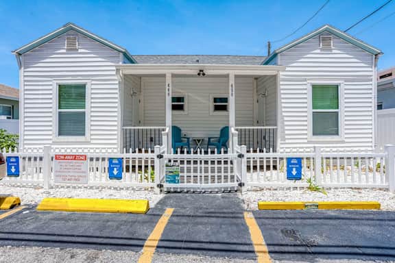 Central beach cottage with full kitchen AC and WD walk to beach and dining - Image 2