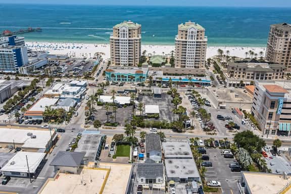 Central beach cottage with full kitchen AC and WD walk to beach and dining
