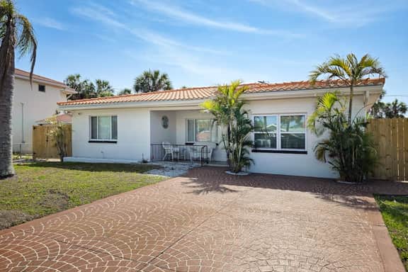 Fully renovated home with furnished patio washer dryer AC walk to the beach - Image 2
