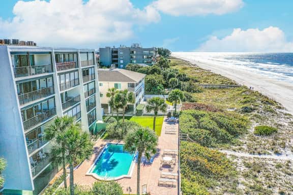 Beachside Haven with Private Balcony Free WiFi Washer Dryer Shared Pool Central AC - Image 2