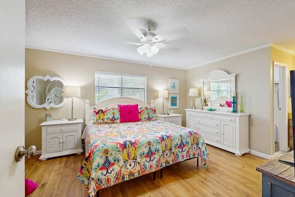 Intracoastal gem with kayaks paddleboards and pool access walk to beach