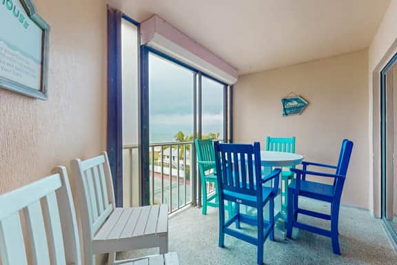 Bright and recently redone condo hot tub pool and tennis direct beach access