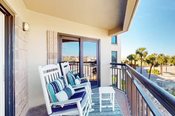 Inviting gem on St Pete Beach with AC and washer dryer snowbird friendly - Image 2