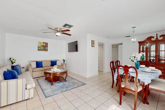 Centrally located dog friendly comfortable home with AC and WD