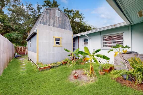 Centrally located dog friendly comfortable home with AC and WD