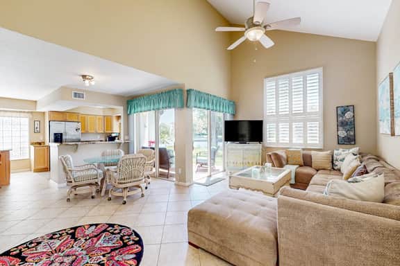 Snowbird friendly townhouse near downtown with heated pool hot tub grill golf - Image 2