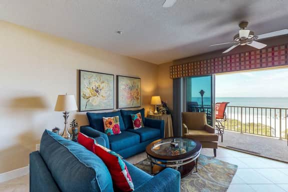 Cozy beachside condo with pool and hot tub walk to restaurants