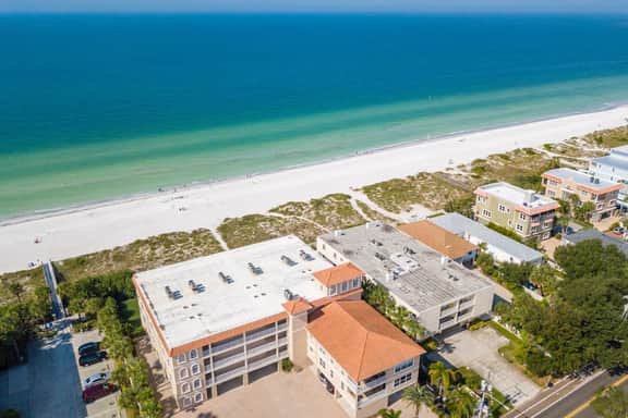 Cozy beachside condo with pool and hot tub walk to restaurants