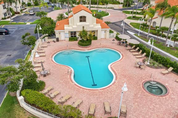 Beautiful condo near beaches and activities with pool access and golf course view - Image 3