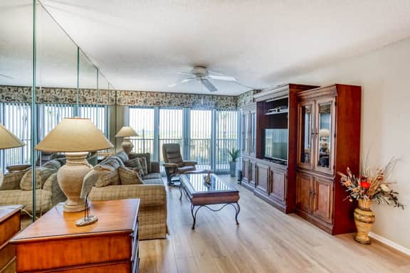Second floor condo with pool and tennis court private WD and central AC - Image 2