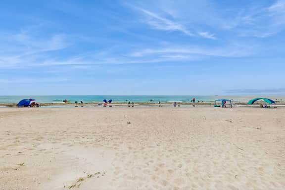 Gulf front condo top floor beach access full kitchen and central AC