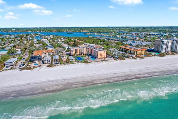 Gulf front corner condo with pool hot tub and easy beach access - Image 2