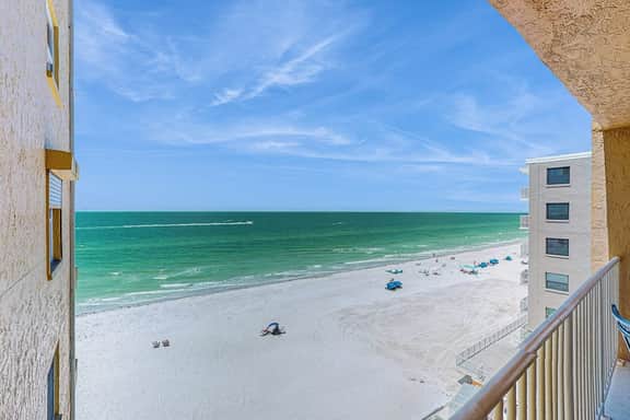 Plush condo with amazing sunsets on Gulf view balcony snowbirds OK