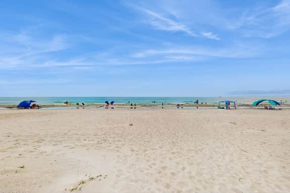 Gulf front condo top floor beach access full kitchen and central AC