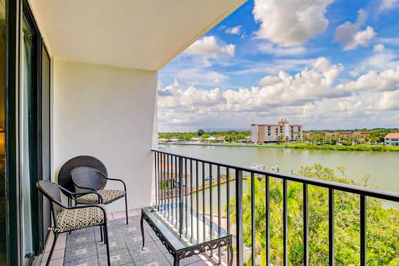 Waterfront condo with pool and spa directly across from wide beach - Image 2