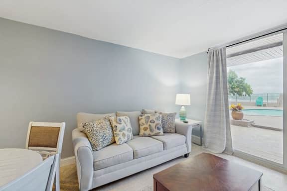 1st floor beachfront condo with outdoor pool with views AC and WD - Image 2