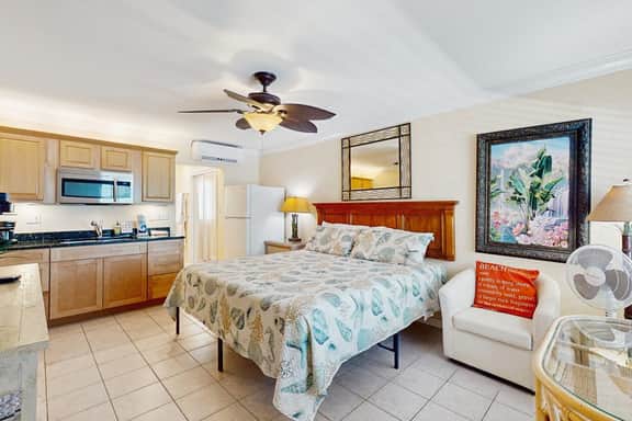 Charming dog friendly studio with WiFi shared washer dryer snowbirds OK - Image 2